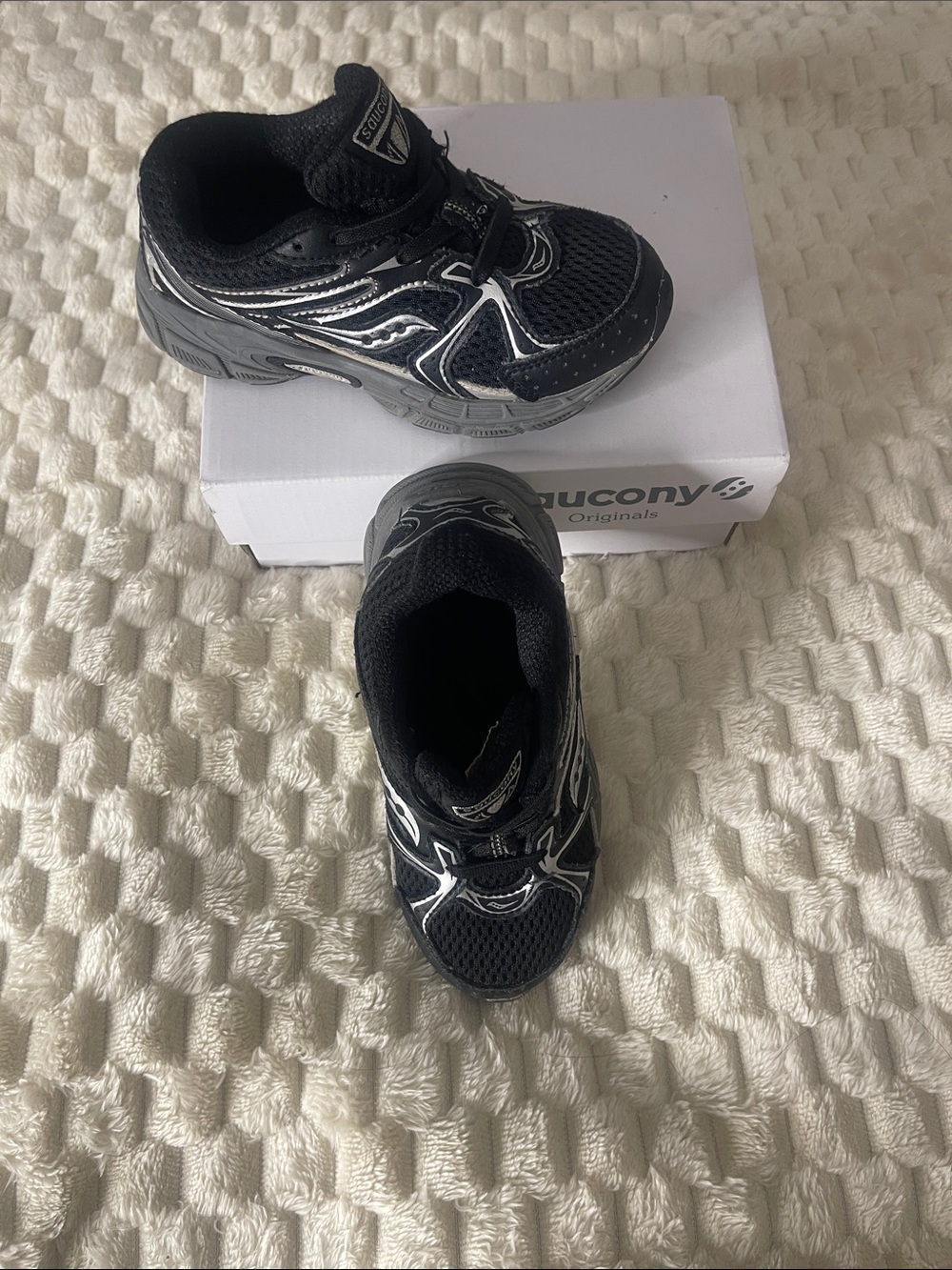 Saucony Kids Black and Silver Athletic Bungee Lace Up Sneakers w/Box